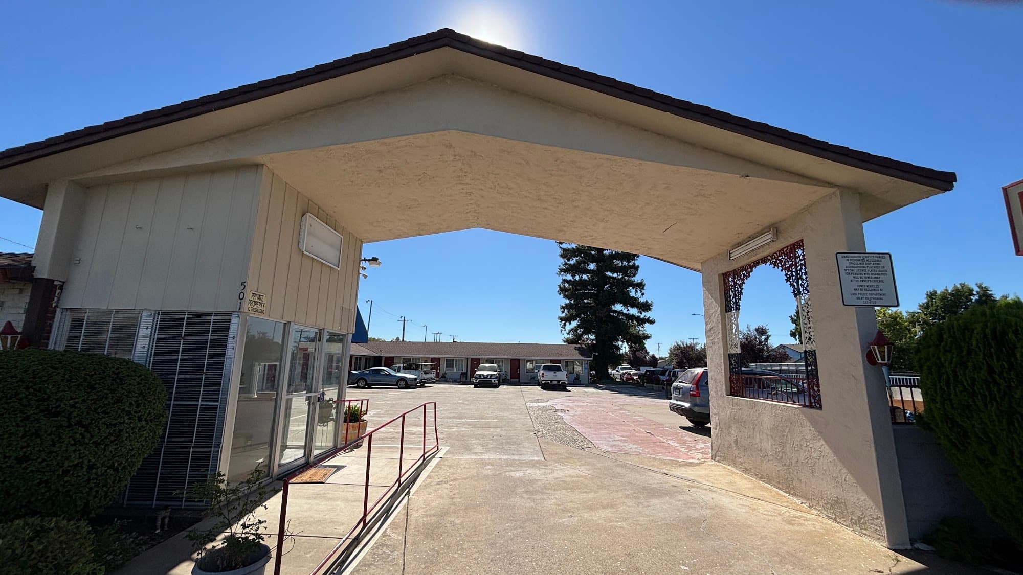 Del Rancho Motor Inn entrance driveway and archway in Lodi, California
