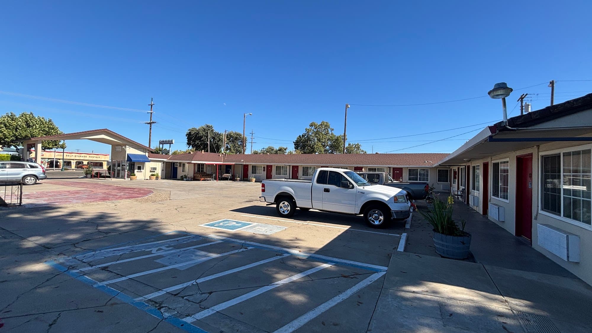 Del Rancho Motor Inn courtyard night atmosphere