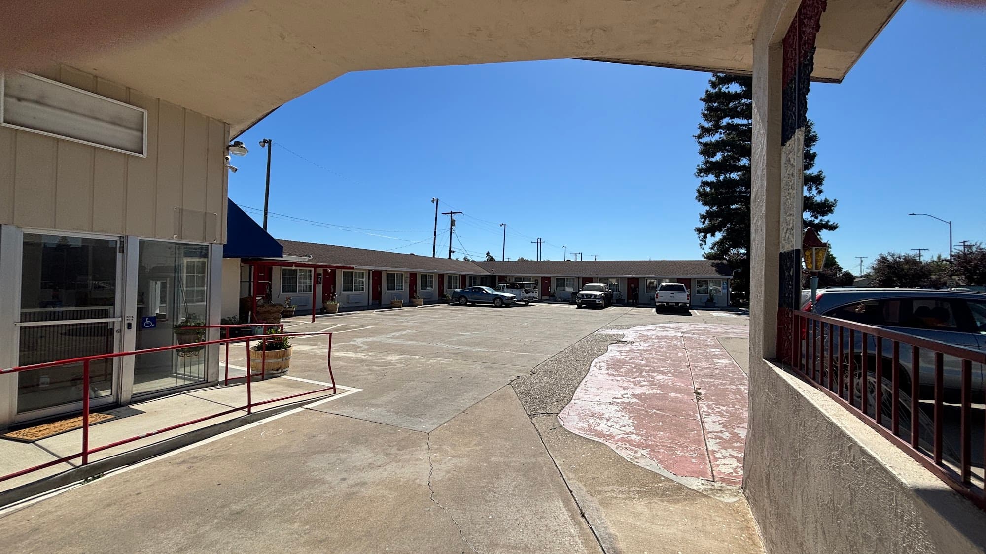 Del Rancho Motor Inn gateway perspective